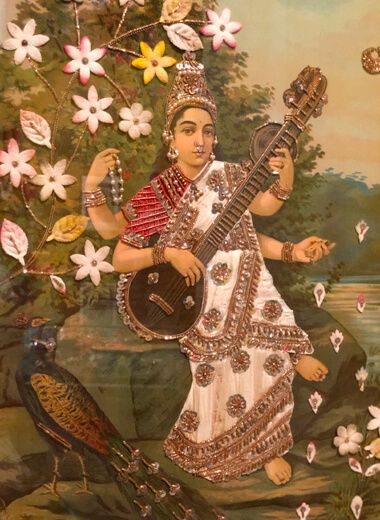 サラスヴァティー女神の版画（布やビーズで装飾されている）
